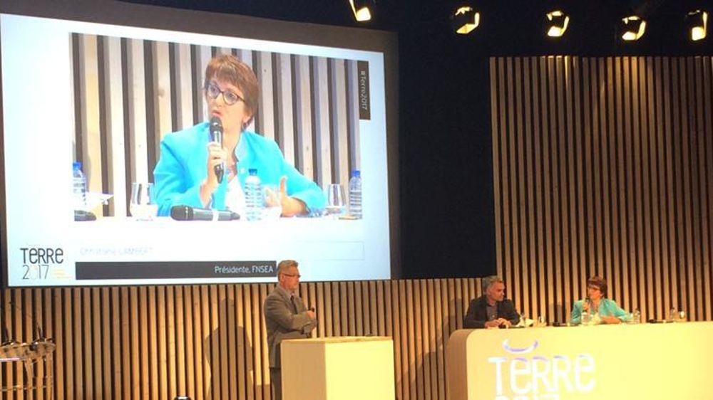 À la tribune : Christiane Lambert, présidente de la FNSEA, et Laurent Pinatel, porte-parole de la Confédération paysanne. © S. Bergot/GFA